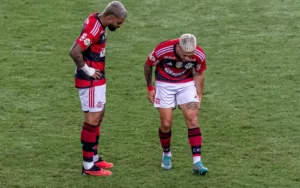 Arrascaeta e Luiz Araújo se machucam e deixam o campo ainda no 1º tempo