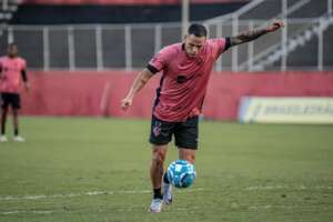 Série B: Meia do Vitória recebe alta após fraturar costela
