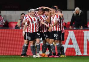 Estudiantes-ARG 3 x 0 Goiás - Expulsão complica Esmeraldino