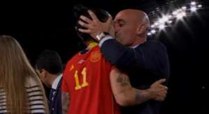 Presidente da Federação Espanhola é denunciado por 'ato sexista' após beijar jogadora