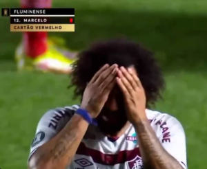 Marcelo dá pisão em jogador do Argentinos Juniors-ARG e atleta fratura a perna, veja vídeo