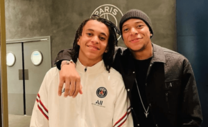 Francês: Quem é Ethan, irmão de Mbappé que pode substituí-lo no Paris Saint-Germain