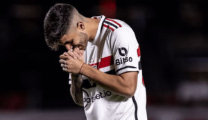 Beraldo passa por exames em Quito e não tem fratura detectada; reservas encaram o América-MG