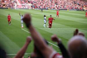 INGLÊS: Liverpool supera falhas defensivas, vira sobre o Bournemouth e vence a 1ª