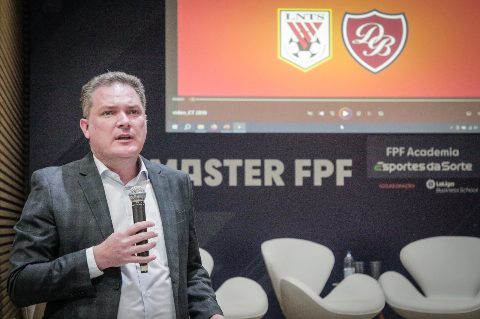 Dirigente do Desportivo Brasil dá palestra em curso da FPF