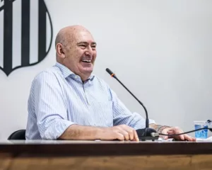 'O ano do Santos é tenebroso. Temos um turno para tirar o time dessa situação', diz presidente Rueda