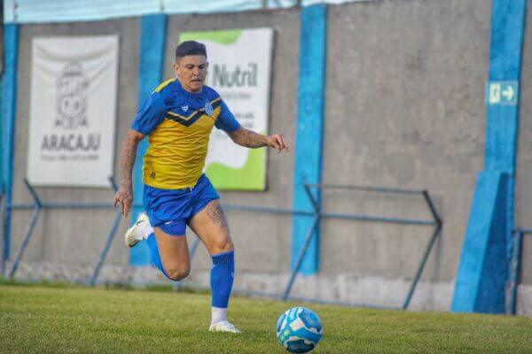 Série B: Vitória acerta empréstimo de lateral do Confiança-SE até o fim do ano 2 Vitória Confiança