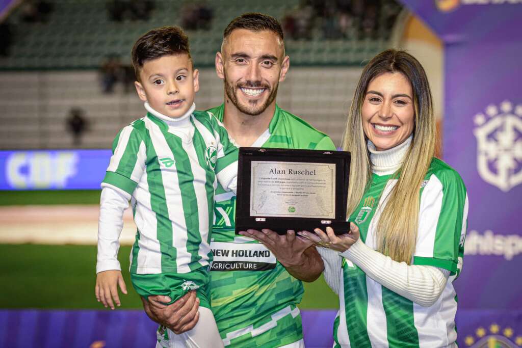 Alan Ruschel recebe homenagem após completar 100 jogos pelo Juventude (Foto: Gabriel Tadiotto/ECJuventude)