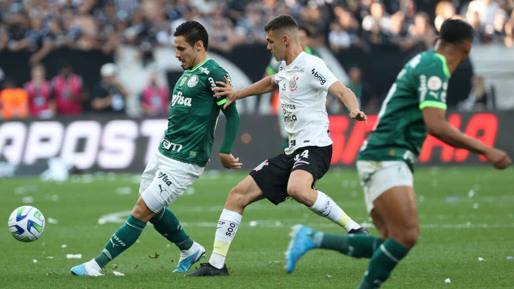 Veiga reclama de expulsão de Murilo em clássico: ‘Podia ser um cartão amarelo’