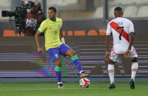 Diniz elege pressa e campo como vilões do Brasil no Peru, mas valoriza vitória por 'imposição'