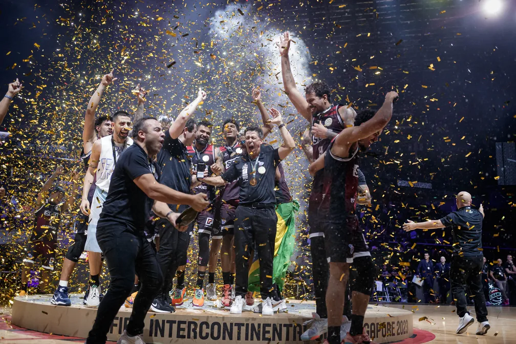 Franca é campeão mundial de basquete com cesta no último segundo