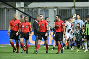 Presidente da SAF do América-MG esbraveja contra arbitragem: 'Operação Salva Vasco'