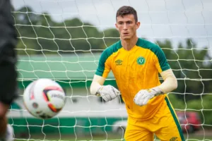 Goleiro da Chapecoense acredita que time pode garantir permanência com cinco vitórias na Série B