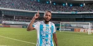 Série C: Volante do Paysandu-PA chora após vitória diante de 50 mil torcedores
