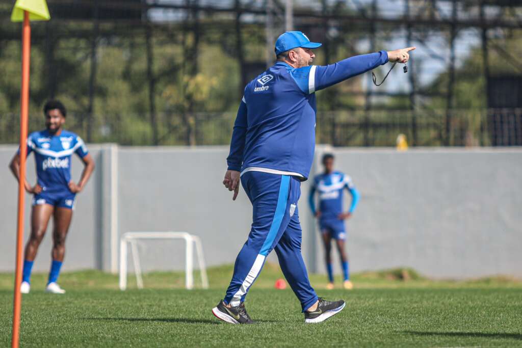 Série B: Com três desfalques por suspensão, Barroca quebra a cabeça para definir time titular do Avaí