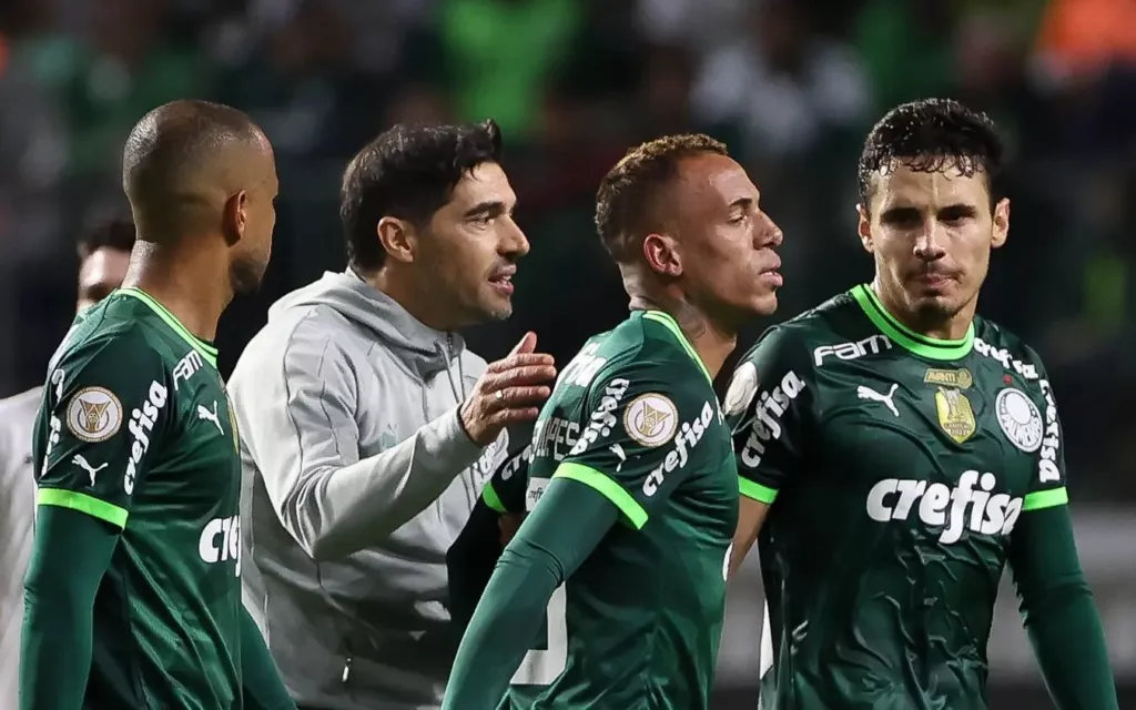 Breno Lopes vai à quadra de organizada do Palmeiras e pede desculpa: ‘Sincero perdão’
