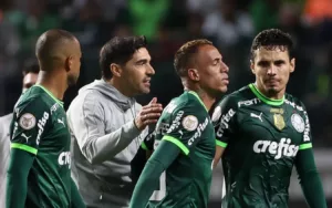 Breno Lopes vai à quadra de organizada do Palmeiras e pede desculpa: 'Sincero perdão'
