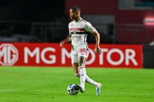 Lateral esquerda vê disputa acirrada no São Paulo para duelo com Inter no Brasileiro