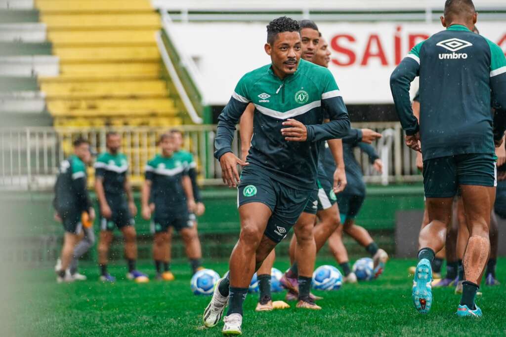 Série B: Claudinei quer aproveitar bom momento da Chapecoense pra vencer o Guarani