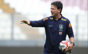 Fernando Diniz aprimora bolas paradas em último treino da seleção brasileira no Peru