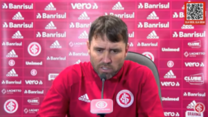 Coudet explica a dificuldade de jogar no gramado sintético da Arena em Curitiba; Veja vídeo