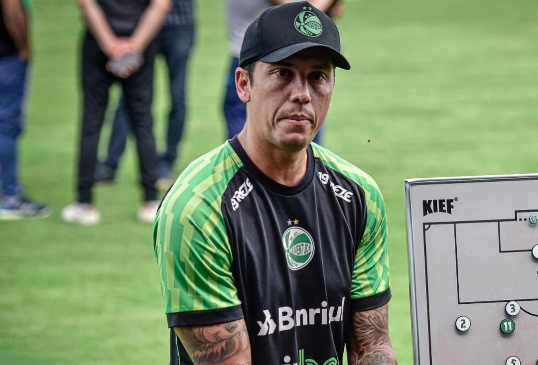 Juventude renova com Thiago Carpini até o fim de 2024 (Foto: Gabriel Tadiotto/ECJuventude)