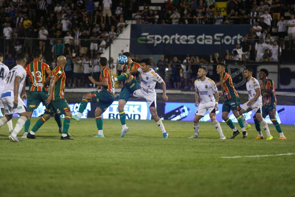 ABC 1 x 1 Sampaio Corrêa - Empate no apagar das luzes 2 Com dois a menos, ABC se supera e consegue empate diante do Sampaio Corrêa (Foto: Rennê Carvalho/ABC F.C.)