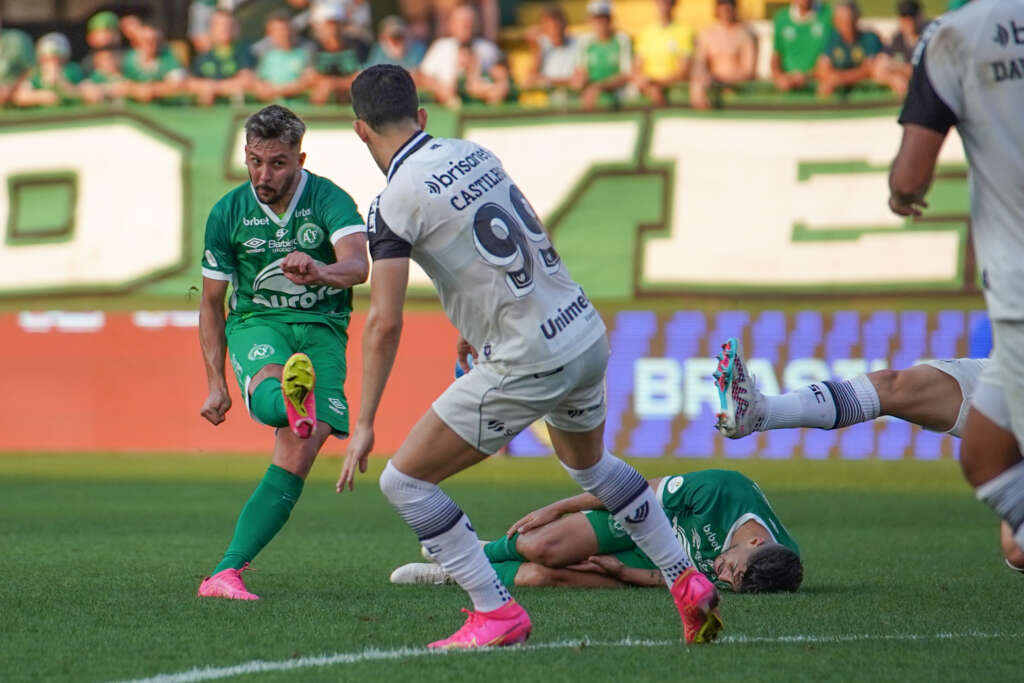 Luiz Otávio marca no último minuto e salva Ceará de derrota contra a Chapecoense (Foto: Tiago Meneghini | ACF)