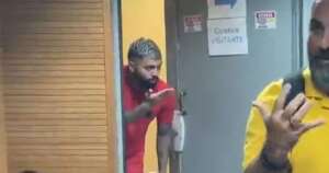 Gabigol 'interrompe' coletiva de Dorival Júnior e manda beijo para técnico do São Paulo