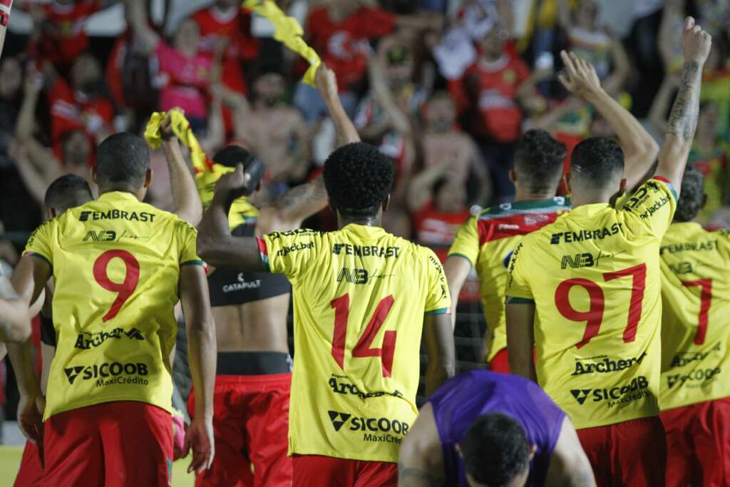 Brusque conquista vitória épica, garante o retorno a série B e avança para  a final da série C.