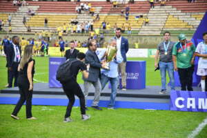 Segundona: Presidente da Federação Paulista de Futebol entrega a taça para o União São João