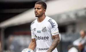 Kevyson mostra ansiedade por 1º jogo como profissional do Santos na Vila: 'Ótima sensação'