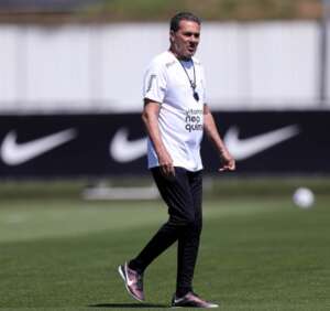 Luxemburgo faz mudança e relaciona titulares medalhões para enfrentar o Grêmio