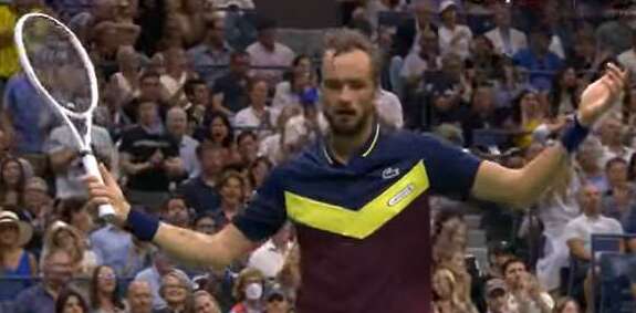 Medvedev vence Alcaraz e decide US Open diante de Djokovic