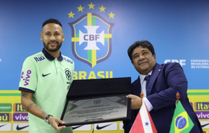 Neymar ganha placa da CBF após bater marca de Pelé e afasta comparações: 'Não sou o melhor'