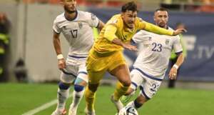 Jogo de Kosovo é interrompido por gritos e faixa de romenos contra o país