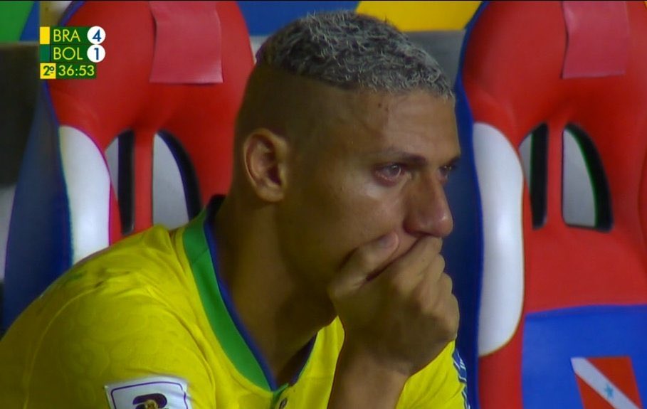 Titularidade ameaçada? Richarlison é flagrado chorando no banco da seleção após ser substituído