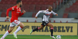 Internacional 2 x 1 São Paulo - Calleri encerrar jejum, mas Tricolor sofre 'apagão' e leva a virada