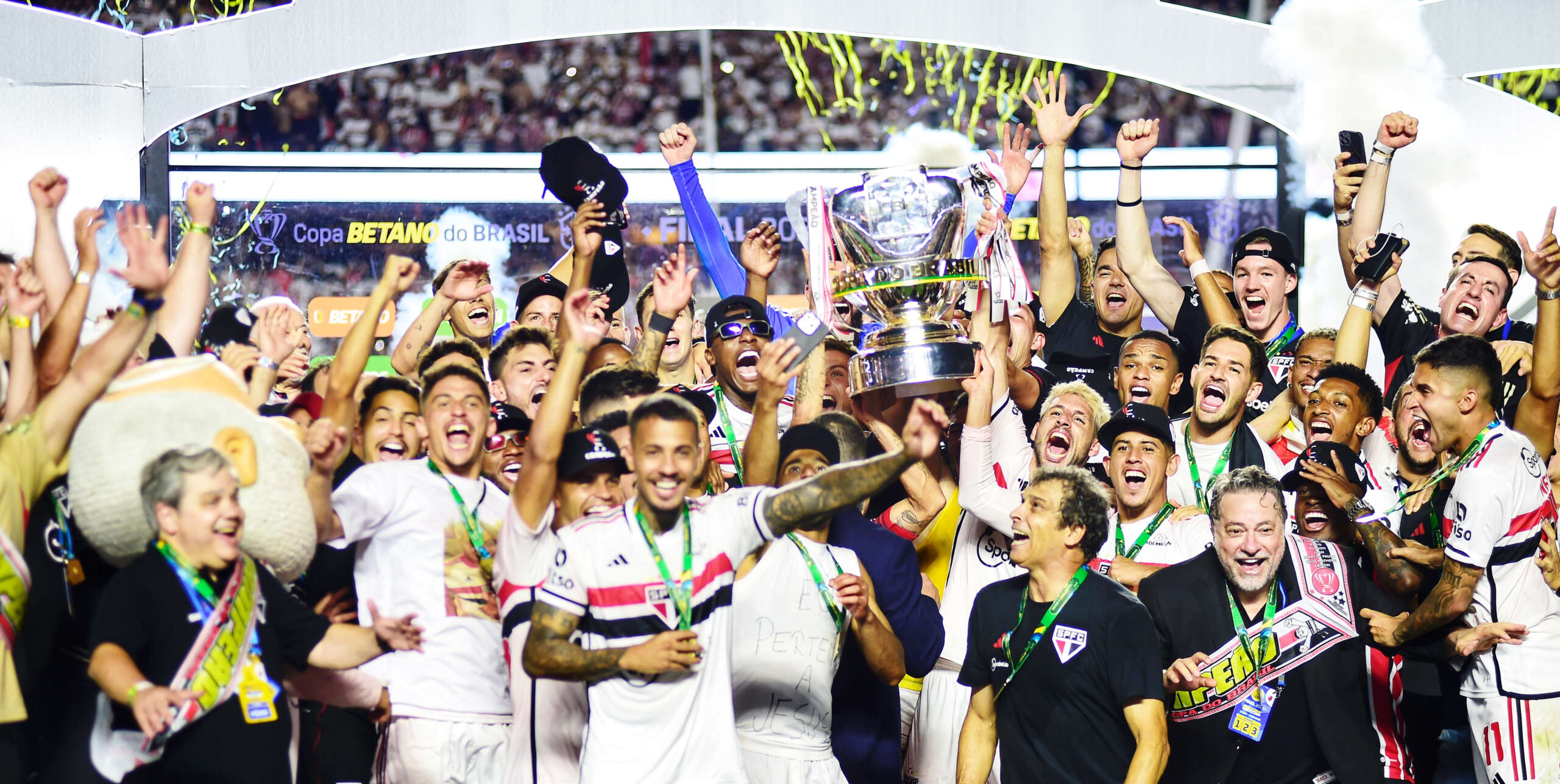 São Paulo domina seleção da Copa do Brasil com seis jogadores e Dorival