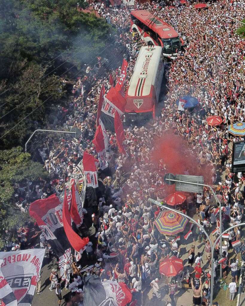 Copa do Brasil: Torcida do São Paulo faz festa na porta do CT antes de embarque do time para o Rio