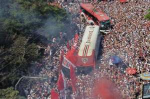 Copa do Brasil: Torcida do São Paulo faz festa na porta do CT antes de embarque do time para o Rio