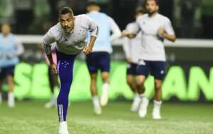 Atacante titular sofre lesão no joelho e vira desfalque no Cruzeiro