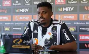 Zagueiro do Atlético-MG se envolve em acidente de carro