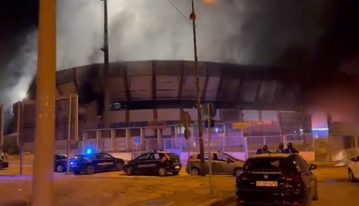 Italiano: Setor visitante de estádio é incendiado durante clássico na Série C