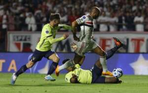 Eliminação do São Paulo tem choro de ídolo, defesa de James e 'abraço' da torcida