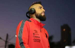 Vidal sofre lesão em jogo do Chile e não joga mais pelo Athletico-PR