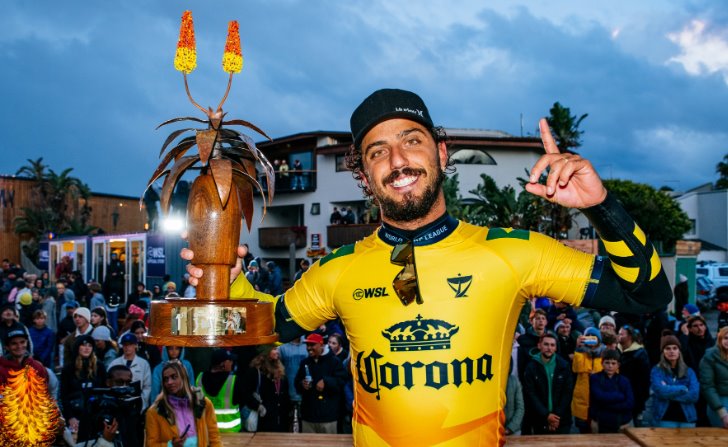 Surfe: Filipinho bate Ewing, é bicampeão e dá ao Brasil o sétimo título do Circuito Mundial