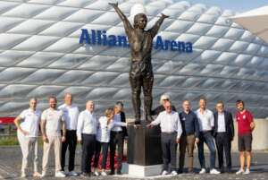 Bayern de Munique inaugura estátua em homenagem ao ídolo Gerd Müller na Allianz Arena