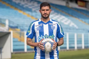 ​Lateral analisa a situação do Avaí na Série B: 