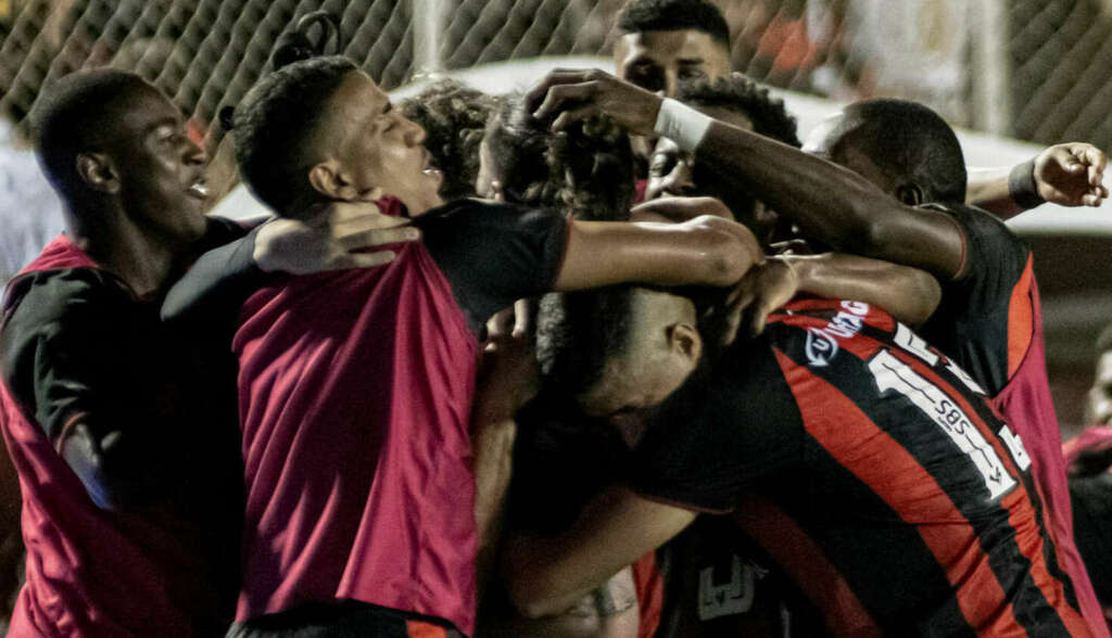 Vitória faz 3 a 0 no Avaí e segue na liderança da Série B (Foto: Victor Ferreira/EC Vitória)